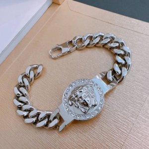 Versace 范思哲 杜美莎标志手链 帅气酷炫 同时透露着一丝不羁的自由气息 展现别样趣味魅力 做工精致钻镶嵌 绝对高逼格 等同正品