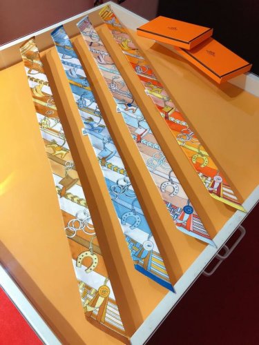 phms2318专柜同步 爱马仕 缰辔与吉祥物 Twilly 由缰辔马具和吉祥物组成的华丽图案 正反两用 顶级斜纹真丝打造 超精细的印花 字迹非常清晰 绝对是送