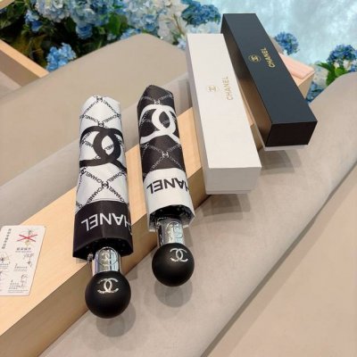 Chanel 香奈儿 三折自动折叠晴雨伞 集合香奈儿灵魂Logo为一体的设计风格高雅奢华 带在身上带来独特视觉效果 为伞而动 骄阳烈日下 有独家防晒科技 伞面选