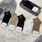 特 Dior 迪奥D家新品女款袜子 一盒五双 纯棉材质 柔软舒适透气 罗口烫金经典品牌全称Logo 炒鸡Nice 专柜同步袜子大牌出街 潮人必备超好搭