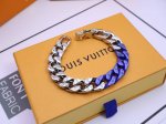 Chain Links 手链 彩色部分是陶瓷材质，此款 Chain Links 手链则以现代极简美学抒写经典：错落有致的 Monogram 图案匠心雕琢超大链条