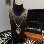 新款 专柜品质 Chrome Hearts克罗心经典复古骷十字花球项链 爱心宝剑吊坠 凹凸造型不同的花纹设计风格 呈现出与众不同 十字架 童军花是克罗心的志 所