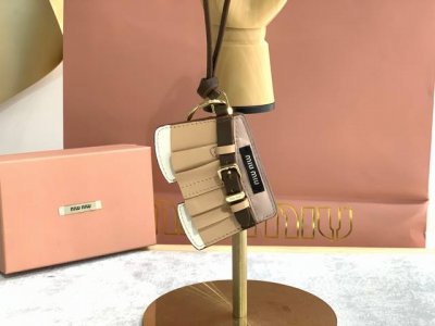 Miu Miu把它们的 爆款单品 做成了挂件 Miu Miu 新季把历届大秀中的 爆款 都提炼出来做成了挂件 太可爱了芭蕾舞鞋 空气层外套 书呆子蓝衬衫~低腰迷
