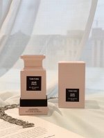 专柜品质 tomford 粉色禁药 荆刺玫瑰 这款Tom Ford的荆刺玫瑰 本来以为这么甜美高级的外包装她的味道应该会很少女 但是真的不是哦 [斜眼R]仿若娇