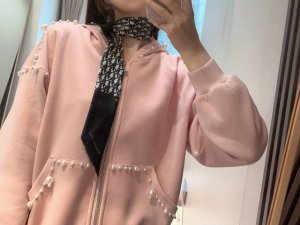 新款这款 迪奥Montaigne Mitzah 发带丝巾从标志性的 Dior 精品店地址汲取灵感 老花字母配条纹的款式经典 造型修长 两端尖角设计 背面饰以 C