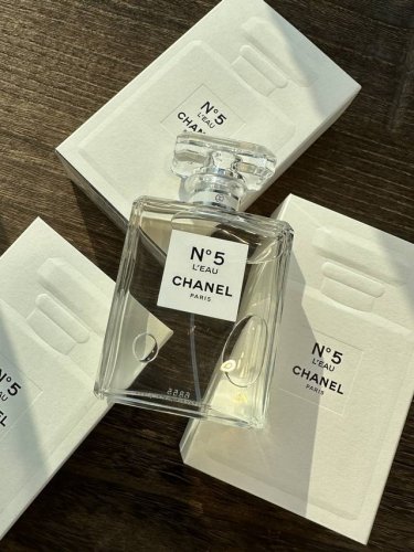 专柜品质 100Ml 香奶奶的N5！ 五号香水由柑橘果香开篇，然后引出极具艺术气息的花香融入 玫瑰 茉莉、依兰 被木质感、白麝香暧昧的包裹着 一款非常容易忍不住