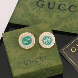 Gucci双G古驰耳钉 作为品牌的标志性元素，运用品牌首字母以别致的方式呈现。金色效果金属标识与白色玻璃珍珠边框相得益彰，令整款设计更显精致典雅的气息。融合了品