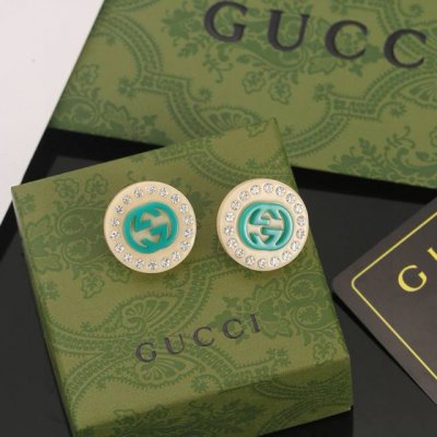 Gucci双G古驰耳钉 作为品牌的标志性元素，运用品牌首字母以别致的方式呈现。金色效果金属标识与白色玻璃珍珠边框相得益彰，令整款设计更显精致典雅的气息。融合了品