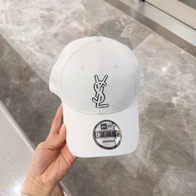 ysl圣罗兰 字母刺绣棒球帽 韩系风 一款简单休闲风的棒球帽 是牛仔的款式 减龄百搭 适配度很高 简单随性~ 字母刺绣部分也很精细 出街拍照拗造型非常加分~ 男