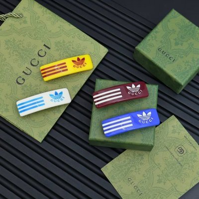 gucci 联名三叶草复古彈簧发夹 搭配各种日常通勤和晚会活动造型， 时尚又经典美美小仙女推荐自留 发夹