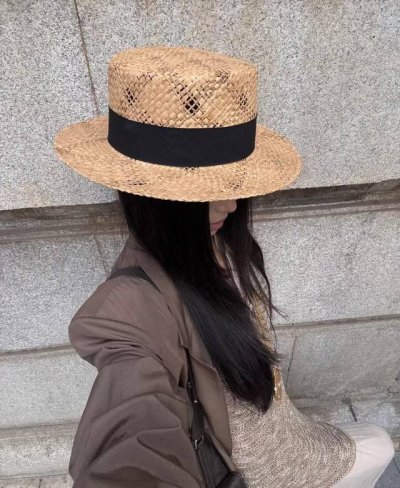 跑量 小香25春夏新款 法式优雅时尚款，纯手工编织拉菲草平顶帽。 头围55-58Cm