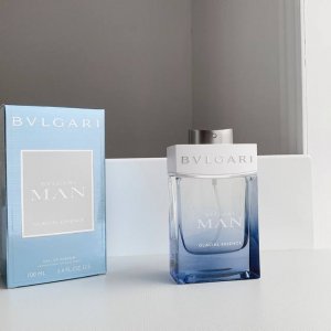 专柜品质 . 宝格丽全新男士香水测评 收到了全新宝格丽男香的试用装 就过来测评一下 单就瓶身设计来看,这应该是一款主打清新风格的男生香水.融入了冰川和雪山的自然
