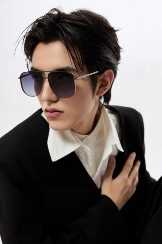 Gucci 男款炫彩飞行员偏光太阳镜 材质：高清尼龙加厚卡槽高清偏光镜片 无边框镜架颜型号：G21809