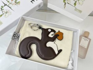 新品 罗意威Loewe 皮质钥匙扣 挂件 车钥匙扣 Squirrel Charm系列松鼠挂件出货 采用进口小牛皮多色搭配，外配钥匙圈，可挂于包包，其萌趣、可爱的