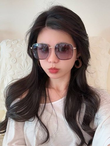 偏光系列 Gucci 经典的方框设计 不挑脸型 无论搭配大衣还是连衣裙都非常显气质偏光镜片预防紫外线 型号 G1323