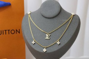 新款 Louis Vuitton 字母花卉图案珍珠双层项链 标志性的珠光小花朵温柔又气质 搭配经典Lv字母和双层链条设计 日常超 妥妥的富家女氛围感， 购入Yb