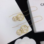 Valentino 华伦天奴 耳环重磅新品火爆网络来了 简约大方 时尚百搭 金色耳钉专柜一致 火爆款出货 设计独特 前卫 美女必备款