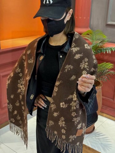 香奈儿 代工厂P臻选上乘的超细羊绒纤维 进行纯手工精梳处理 耗时耗力 再以清泉水浸泡涤荡 使羊绒纤维呈现出独特的蓬松质感 手感才如此细腻 最后以考究压印与熨烫工