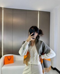 大H 双面提花加厚流苏小围巾 且买且珍惜 都是出口订单所以比较难遇东西讲究少而精 好看的一定要收这款H家围巾 款式很有男女性魅力 非常Classical的设计