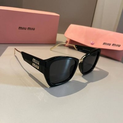 Miumiu缪缪新款墨镜 想焊在脸上的墨镜 硬货不怕迟到 历经几个月Zp开模打造 任何细节完美复刻 官网无色差对比