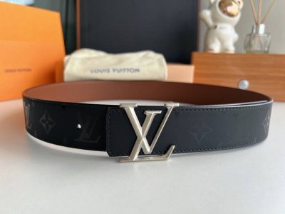特 黑花男款双面Yramide小牛皮棕色腰带，经过全新设计的Lv Yramide搭扣，搭配纯黑或亮蓝配色的Monogram Lllusion皮带.