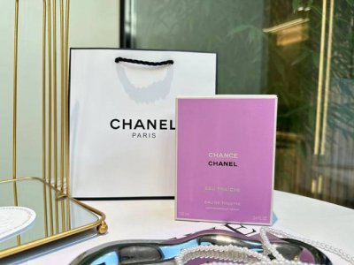 专柜品质 Chanel香奈儿绿色邂逅 如果想要用一种味道带给人一种有生机有朝气又满满的活力，我立马想到的是这支香奈儿的绿邂逅 它外表简约大方，磨砂质地的瓶盖，银