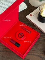 专柜品质 阿玛尼小样彩妆三件套七夕礼物推荐阿玛尼限量版1支唇釉+气垫小样+口红小样，性价比高 送礼可选。独家牛货，- 阿玛尼彩妆一直以不同奢华质地的匠心之作，襄
