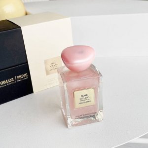 原单品质 阿玛尼玫瑰幻莎｜米兰少女和她的玫瑰庄园 姐妹们咱们就是说 阿玛尼的幻沙限量版系列真的好Piu亮啊！ 每一瓶都是想拿来珍藏的程度 流光闪闪的细沙像是银河