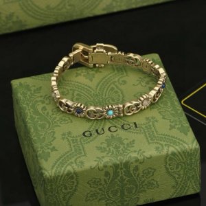 Gucci 专柜同步 古驰手链选几款心仪的首饰来点缀美美的你 上拔草很久 、古驰 Gucci 高端定制 原版打造 上身超级好看，非常复古时尚的一款，Gucc简直