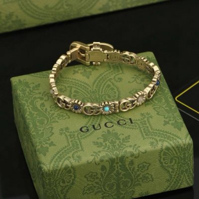 Gucci 专柜同步 古驰手链选几款心仪的首饰来点缀美美的你 上拔草很久 、古驰 Gucci 高端定制 原版打造 上身超级好看，非常复古时尚的一款，Gucc简直