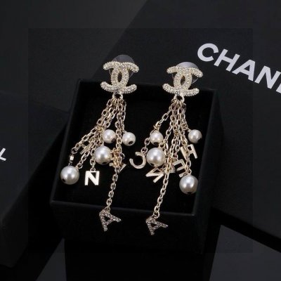 chanel 香奈儿 经典款 Zp代购品质 原版材质 非常时尚的一款耳钉 俏皮可爱活力满满 S925银针 色彩搭配很靓丽 不会显得过于压抑 佩戴效果美的很 耳钉