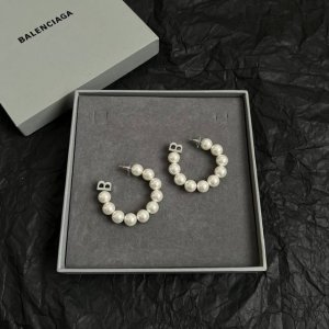 巴黎世家 Balenciaga 耳钉 简单大方 大牌金质感饱满 ，搭配衣服超好看 ！