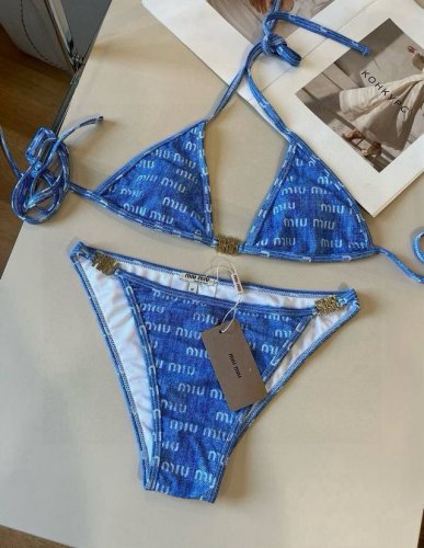 miumiu缪缪新款比基尼适合多种场景的游泳衣 海边 游泳池 温泉 水上乐园 漂流都可以内搭也完全可以 连体设计遮肉显高挑 腹部有点肉肉也不影响咱美美的 背面设