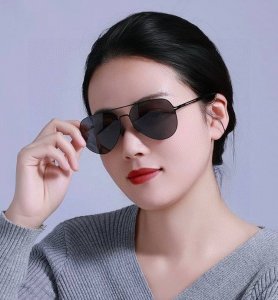 Lv 2025新款男女情侣款太阳镜多边形墨镜Ip电镀永不褪色 超轻超有弹性整幅眼镜无螺丝重要的是压不坏 高清尼龙镜片 精湛的工艺 原版材料 休闲大气不挑人的一款