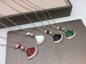 Bvlgari 宝格丽Diva 裙子系列 扇形 黑玛瑙 红玛瑙 白贝母 孔雀石项链高端定制亚金电镀18K玫瑰金工艺 天然孔雀绿气质美女必备单品 超美高档的配色