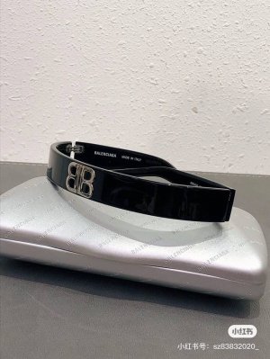 巴黎世家 Balenciaga 发捆 复古风 简单大方 大牌金质感饱满 搭配衣服超好看