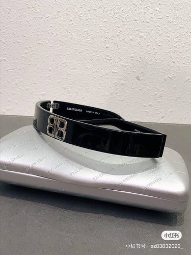 巴黎世家 Balenciaga 发捆 复古风 简单大方 大牌金质感饱满 搭配衣服超好看
