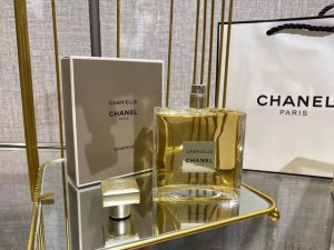 专柜品质 香奈儿Chanel嘉柏丽尔天性100Ml . . 我不追求极致, 我要纯粹 一直认为 纯粹 是个高高在上的词, 因为挣脱桎梏, 纯粹一词才能被定义.