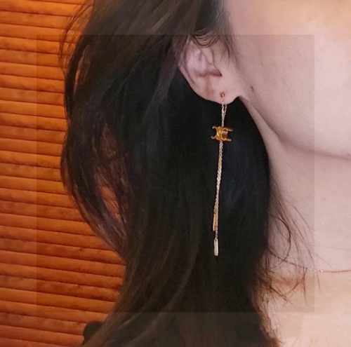 celine赛琳中古流苏耳钉 赛琳已经自成一股流行元素，持续为女性诠释优雅、创造时尚，Celine家的饰品风格绝对代表了一种新的生活方式，就像此款耳环，跟服饰之