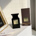 高品质 Tf黑瓶白麝香浓香水100Ml 超级斩男香汤姆福特Tf白麝香是Tf家香水销售量排名第一的。 前调：玫瑰、藏红花、百里香 中调：茶、乳香、铃兰 后调：檀木