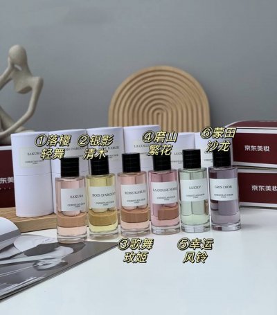 专柜品质 Di*R典藏版香水，Jd美妆渠道拿到的6款香味！！Zg在售的正装 典藏与限量版彩妆一起惊艳亮相，黑与白巧妙碰撞，诠释永恒经典。 简约里见华贵细节，艺术