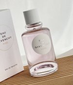 专柜品质 纪梵希愉悦Edt女士淡香水100Ml 纪梵希凝露 Givenchy Eau De Givenchy Rosee 香调：花香调 前调：橘子桂花 中调：茉