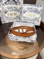 di0R 30 Montaigne 腰带 25 毫米黑色光滑牛皮革 采用黑色光滑牛皮革精心制作 搭配以富有光泽的饰面金属和同色调牛皮革呈现的经典 Cd 腰带扣
