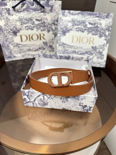 di0R 30 Montaigne 腰带 25 毫米黑色光滑牛皮革 采用黑色光滑牛皮革精心制作 搭配以富有光泽的饰面金属和同色调牛皮革呈现的经典 Cd 腰带扣