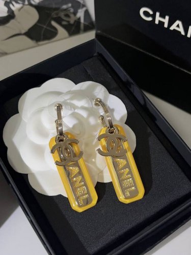 chanel 亚克力字母耳环 特别的金属质感打造纹路设计， 水晶点缀是整体的别致亮点， 设计透露着青春洋溢又不失女人魅力， 修饰脸型