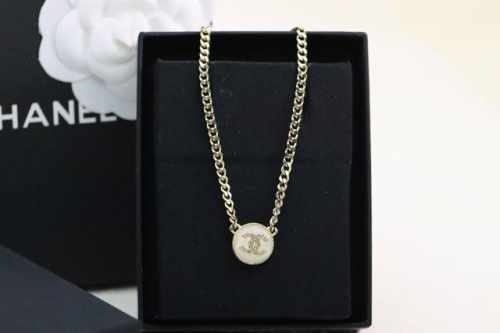 P230新款推荐 新品 Chanel 小香 白色圆形纽扣双C锁骨项链 黑白通勤超好看，复古又百搭的款式，搭配小裙子真的太美了。简单不失优雅，彰显香家复古经典，复