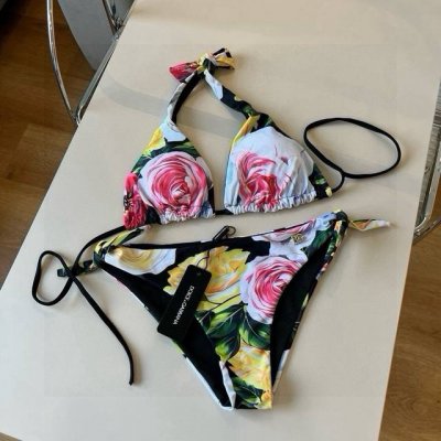 d&G杜嘉班纳新款分体泳衣适合多种场景的游泳衣 海边 游泳池 温泉 水上乐园 漂流都可以内搭也完全可以 连体设计遮肉显高挑 腹部有点肉肉也不影响咱美美的 面料