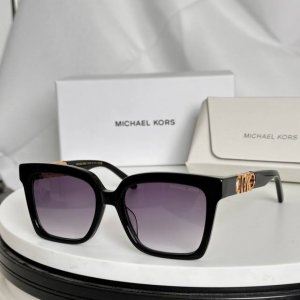 P180Michael Korsmodel：Mk 4119Usize：54口18-143
