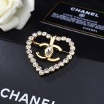 Chanel 香奈儿新款胸针 每一个细节做工非常精细 这款设计非常美轮美奂 这款真的超级美超级仙 精致小姐姐必备