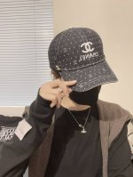 香奈儿 新款洗水牛仔棒球帽 火爆技术升级，洗水牛仔风街头风十足 更符合现在时尚小哥哥小姐姐的Style，机场街拍超飒！